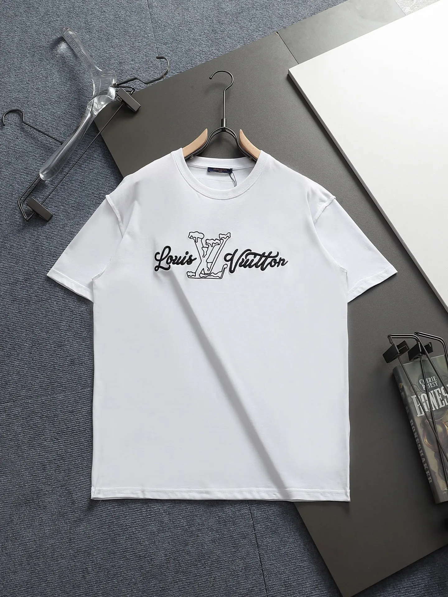 🅿️170 LV 25ss spring and summer printed short T series -1v Yayoi Kusama series pumpkin 🎃 pattern round neck short-sleeved T-shirt. Made of 32-count double yarn pure cotton 240g, washed at high temperature, will not shrink or fade. Comfortable to the touch, super texture❤️ Back-stitched cuff design, yellow back-mark embellishment, and a full set of accessories. A must-have for trendy men and trendy women, the classic drop-shoulder slightly wide version is available exclusively from stock!         ⚠️Only make high quality products, reject junk goods!  -Color: White Black -Size: XS S M L -Crowd: Unisex